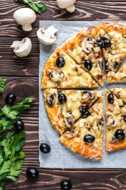 Pizza eti, mantar, ananas ve zeytin ahşap bir bac üzerinde