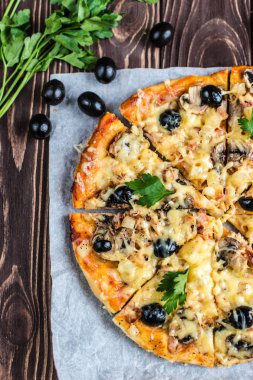 Pizza eti, mantar, ananas ve zeytin ahşap bir bac üzerinde