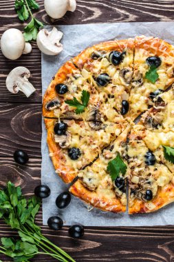 Pizza eti, mantar, ananas ve zeytin ahşap bir bac üzerinde