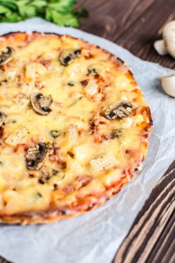 Eti, mantar ve ananas ahşap arka plan üzerinde Hawai pizza