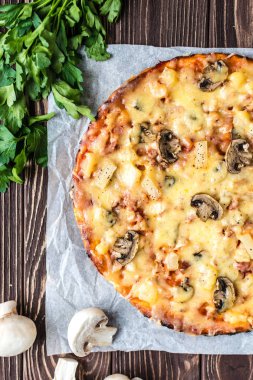 Eti, mantar ve ananas ahşap arka plan üzerinde Hawai pizza