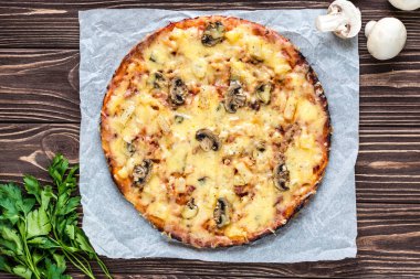 Eti, mantar ve ananas ahşap arka plan üzerinde Hawai pizza