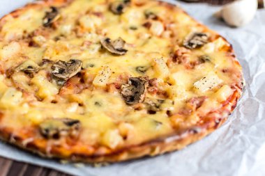 Eti, mantar ve ananas ahşap arka plan üzerinde Hawai pizza