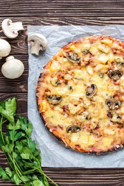 Eti, mantar ve ananas ahşap arka plan üzerinde Hawai pizza