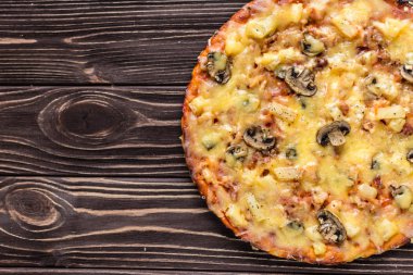 Eti, mantar ve ananas ahşap arka plan üzerinde Hawai pizza