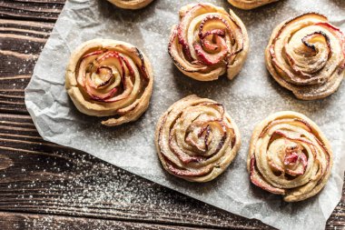 Gül puf hamur işleri serpilir Apple kagit üzerinde toz