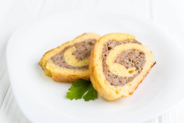 Beyaz bir arka plan etli Pirinçli yumurta 