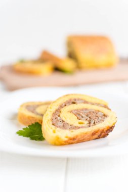 Beyaz bir arka plan etli Pirinçli yumurta 