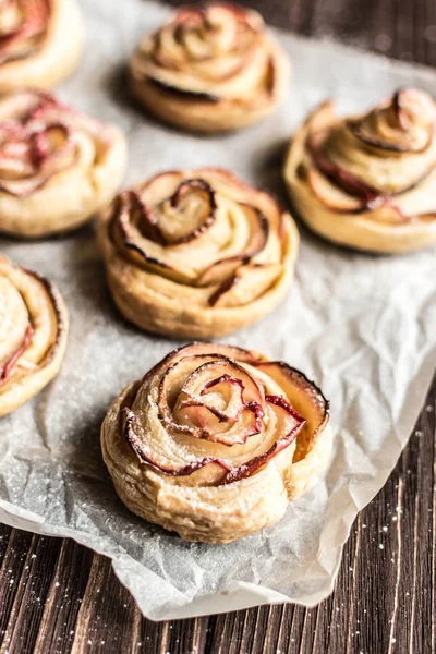 Gül puf hamur işleri serpilir Apple kagit üzerinde toz