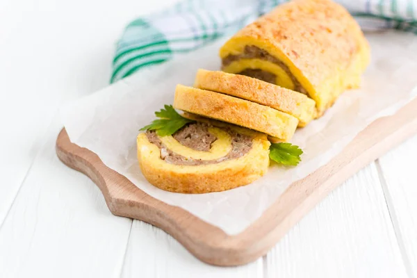 Rollos de huevo con carne sobre fondo blanco —  Fotos de Stock