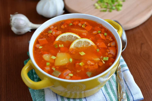 Sosis, patates ve limon ile Solyanka karışımı çorba 