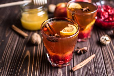 Çay limon ve bal ahşap arka plan üzerinde 