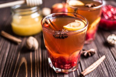 Çay limon ve bal ahşap arka plan üzerinde 