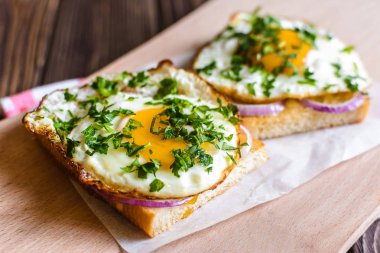 Yumurta ve peynir bir ahşap zemin üzerine açık sandviçler 