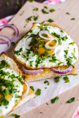 Yumurta ve peynir bir ahşap zemin üzerine açık sandviçler 