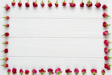 Çiçek kompozisyon. Beyaz ahşap zemin üzerinde pembe güller 