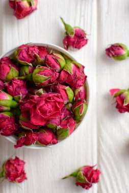 Çiçek kompozisyon. Beyaz ahşap zemin üzerinde pembe güller 