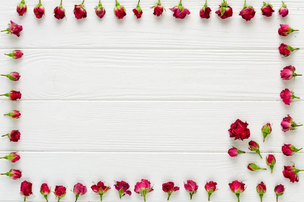 꽃 구성입니다. 흰색 나무 바탕에 핑크 장미 — 스톡 사진