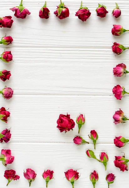 꽃 구성입니다. 흰색 나무 바탕에 핑크 장미 — 스톡 사진