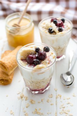 Sağlıklı kahvaltı. Muz, çilek ve ballı yulaf ezmesi 