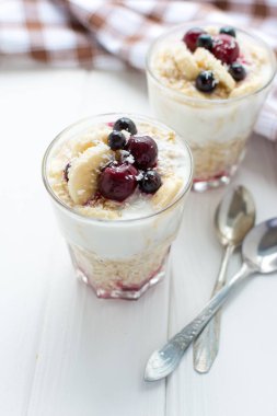 Sağlıklı kahvaltı. Muz, çilek ve ballı yulaf ezmesi 