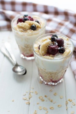 Sağlıklı kahvaltı. Muz, çilek ve ballı yulaf ezmesi 