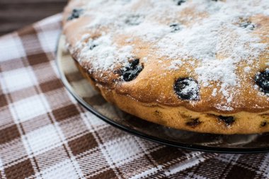 Herry pasta ahşap arka plan üzerine pudra şekeri serpilir 