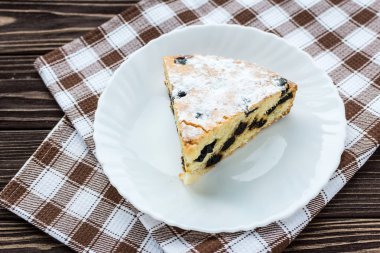 Herry pasta ahşap arka plan üzerine pudra şekeri serpilir 