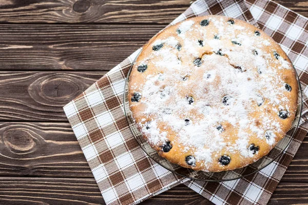 Torta di herry spruzzato zucchero a velo su sfondo di legno — Foto Stock