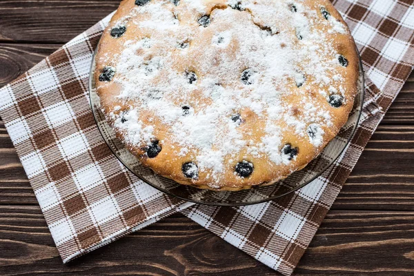 Torta di herry spruzzato zucchero a velo su sfondo di legno — Foto Stock