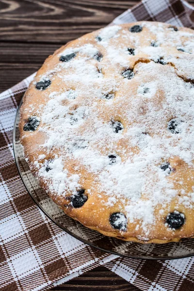 Torta di herry spruzzato zucchero a velo su sfondo di legno — Foto Stock