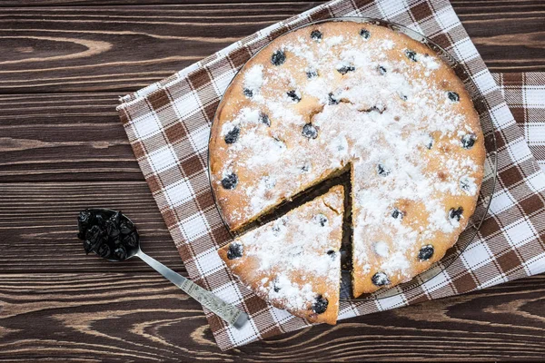 Torta di herry spruzzato zucchero a velo su sfondo di legno — Foto Stock