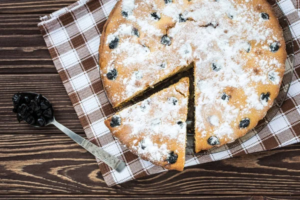 Torta di herry spruzzato zucchero a velo su sfondo di legno — Foto Stock