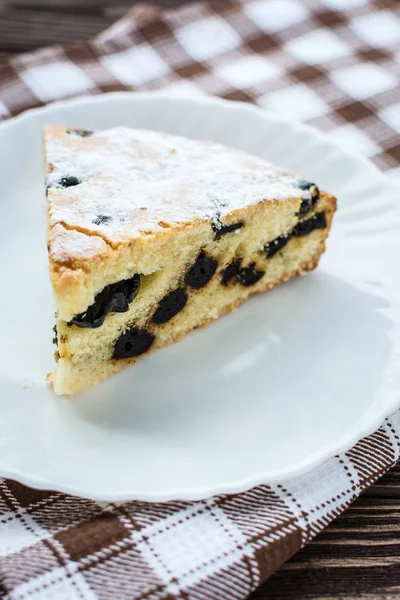 Torta di herry spruzzato zucchero a velo su sfondo di legno — Foto Stock