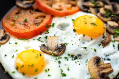 Kızarmış yumurta mantar ve koyu ahşap masa üzerinde domates 