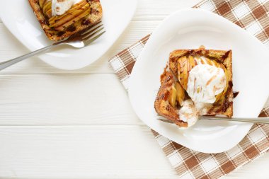 Lezzetli ev yapımı tatlı. Elma ve dondurma ile pişmiş ekmeği çikolata ile drizzled  