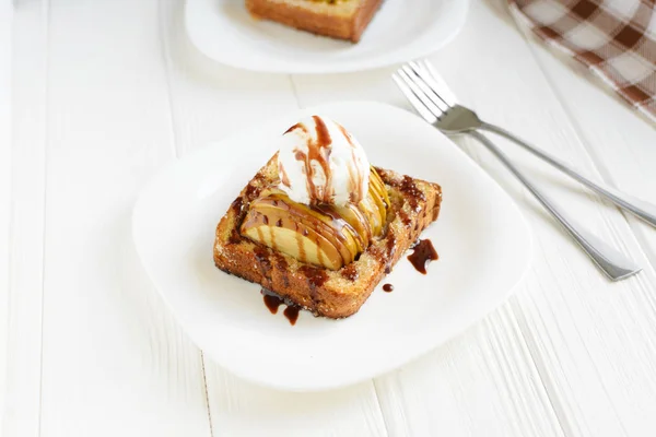 Delicious homemade dessert. Baked toast with apples and ice cream drizzled with chocolate — Stock Photo, Image