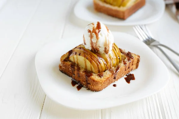맛 있는 수 제 디저트. 구운된 토스트 사과와 아이스크림 초콜릿 drizzled — 스톡 사진