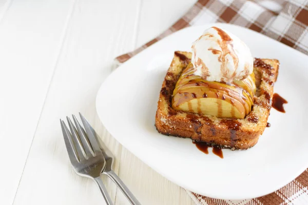 Вкусный домашний десерт. Выпеченные тосты с яблоками и мороженое, обсыпанное шоколадом — стоковое фото