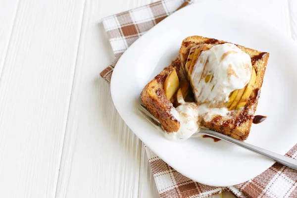 Lezzetli ev yapımı tatlı. Elma ve dondurma ile pişmiş ekmeği çikolata ile drizzled  