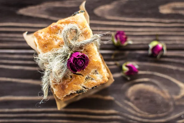 Pila de galletas dulces decoradas con rosas sobre fondo rústico — Foto de Stock