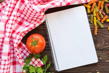Ahşap arka plan üzerine açık boş tarif kitabı 