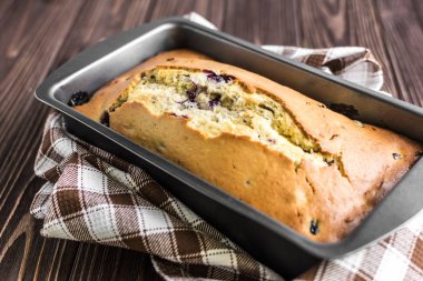 Ev yapımı berry kek rustik ahşap zemin üzerine 