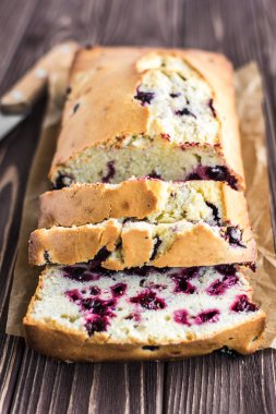 Ev yapımı berry kek rustik ahşap zemin üzerine 