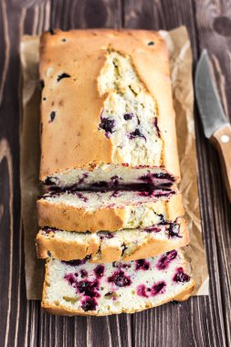 Ev yapımı berry kek rustik ahşap zemin üzerine 