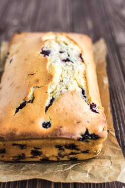 Ev yapımı berry kek rustik ahşap zemin üzerine 