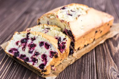 Ev yapımı berry kek rustik ahşap zemin üzerine 