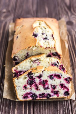 Ev yapımı berry kek rustik ahşap zemin üzerine 