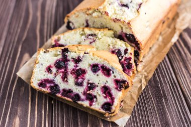 Ev yapımı berry kek rustik ahşap zemin üzerine 