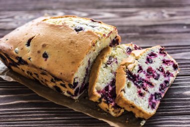 Ev yapımı berry kek rustik ahşap zemin üzerine 